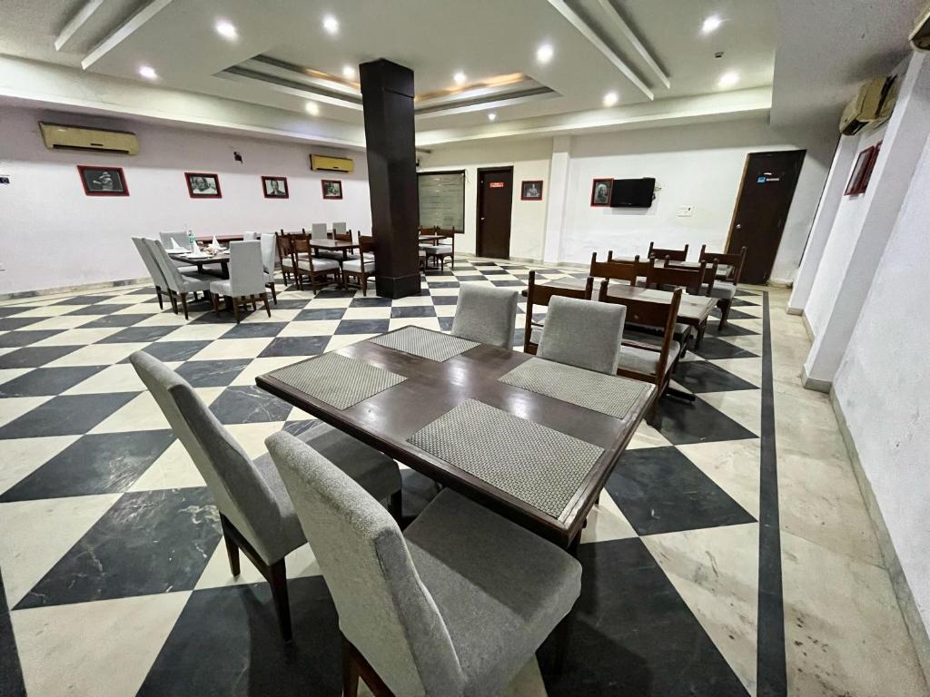 una sala da pranzo con tavolo e sedie di The Orion Express a Jaipur