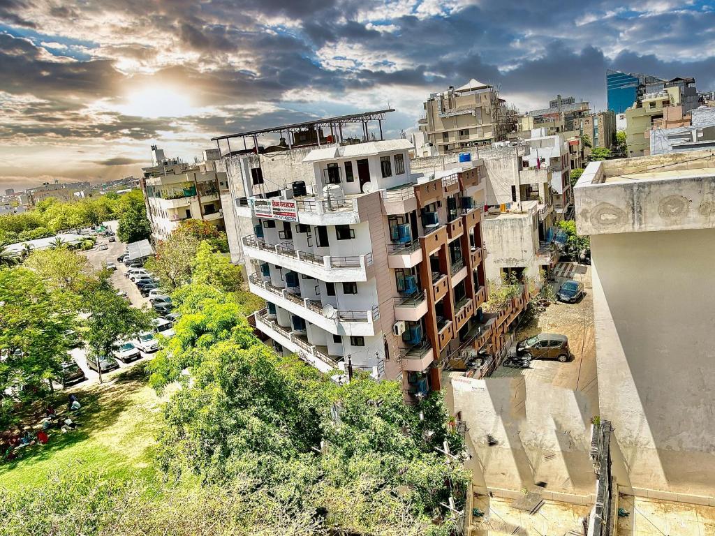 una vista sul tetto di una città con edifici alti di The Orion Express a Jaipur