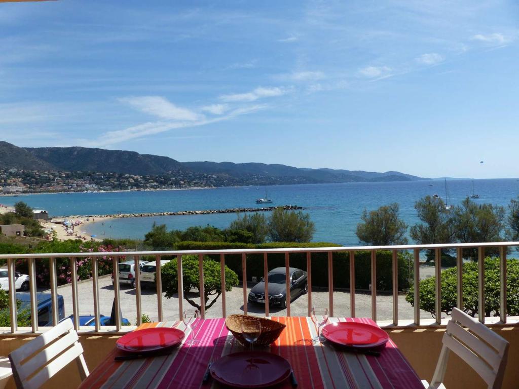 - une table sur un balcon avec vue sur l'océan dans l'établissement Appartement Le Lavandou, 2 pièces, 4 personnes - FR-1-308-61, au Lavandou