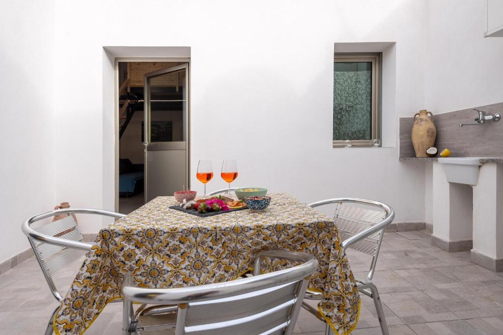 un tavolo con due bicchieri di vino sopra di Casa Vacanza Francesca a Menfi
