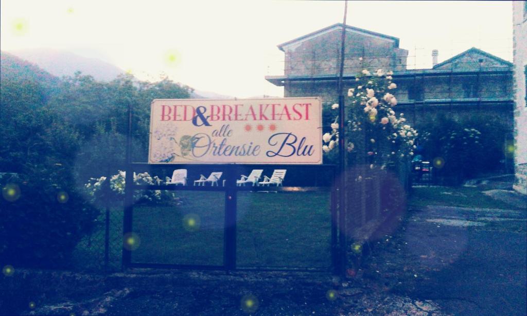 un grand panneau pour une bande de bluegrass dans l'établissement B&B Alle Ortensie Blu, à Sesta Godano