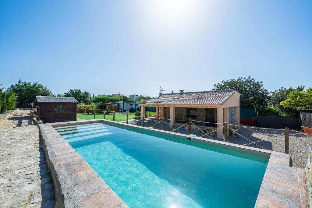 una piscina frente a una casa en Hauzify I Mas Blau, en L'Ametlla de Mar