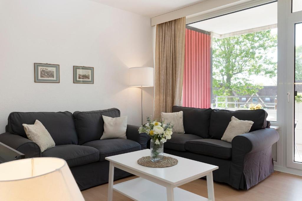 ein Wohnzimmer mit einem Sofa und einem Tisch in der Unterkunft Berolina Wohnung 103 in Dahme