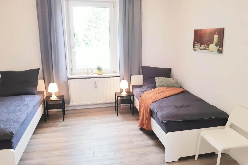 um quarto com 2 camas e uma janela em 2 room apartment in Velbert em Velbert