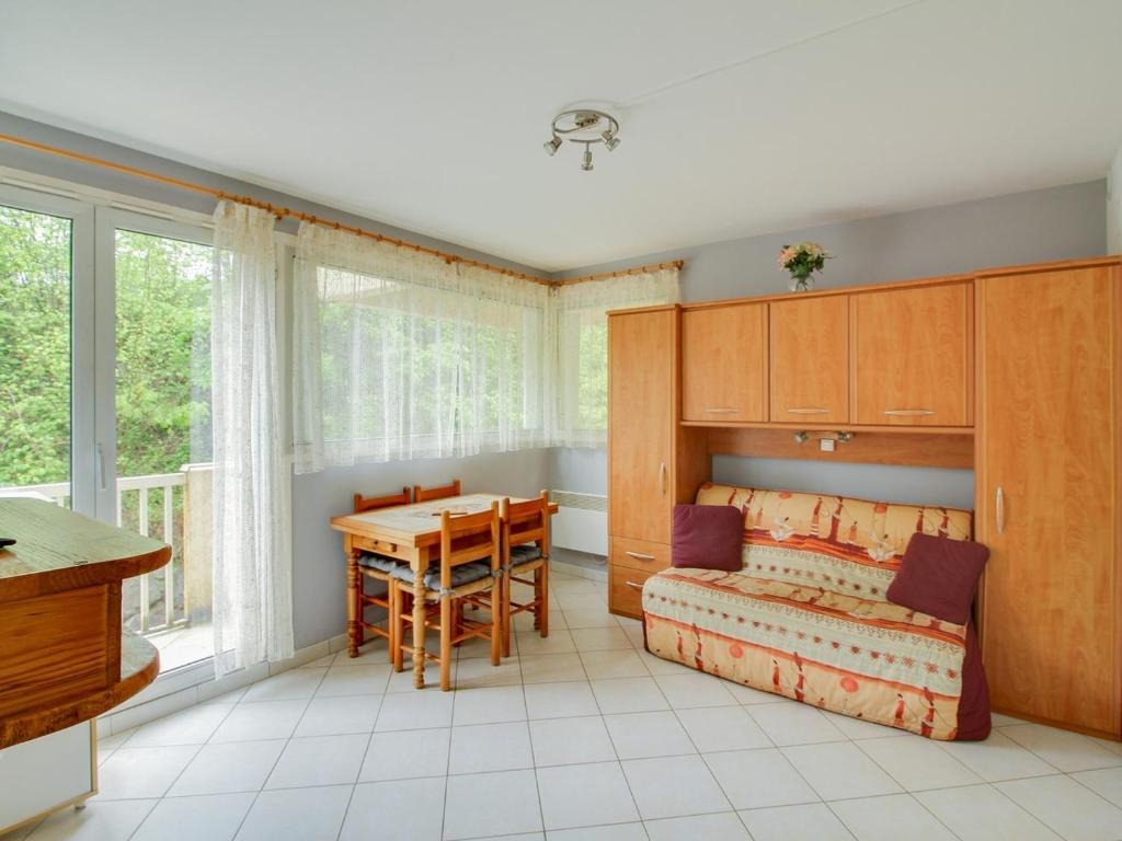 une chambre avec un lit, un bureau et une table dans l'établissement Studio à Cauterets: 4 pers, parking, proche télécabine et centre - FR-1-401-48, à Cauterets