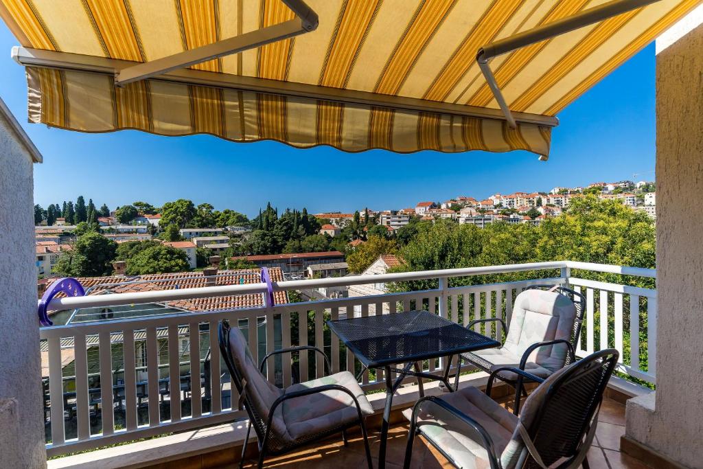 Un balcón con sillas y una mesa con vistas. en Apartments Princ Hrvoje en Dubrovnik