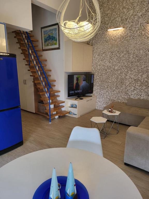 Televízia a/alebo spoločenská miestnosť v ubytovaní Sea View Novalja