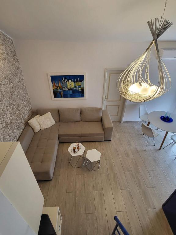- un salon avec un canapé et une table dans l'établissement Sea View Novalja, à Novalja