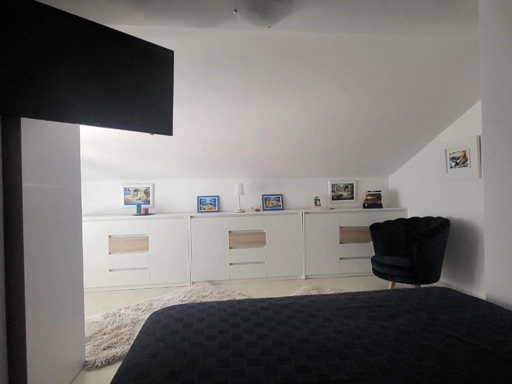 Televízia a/alebo spoločenská miestnosť v ubytovaní Sea View Novalja