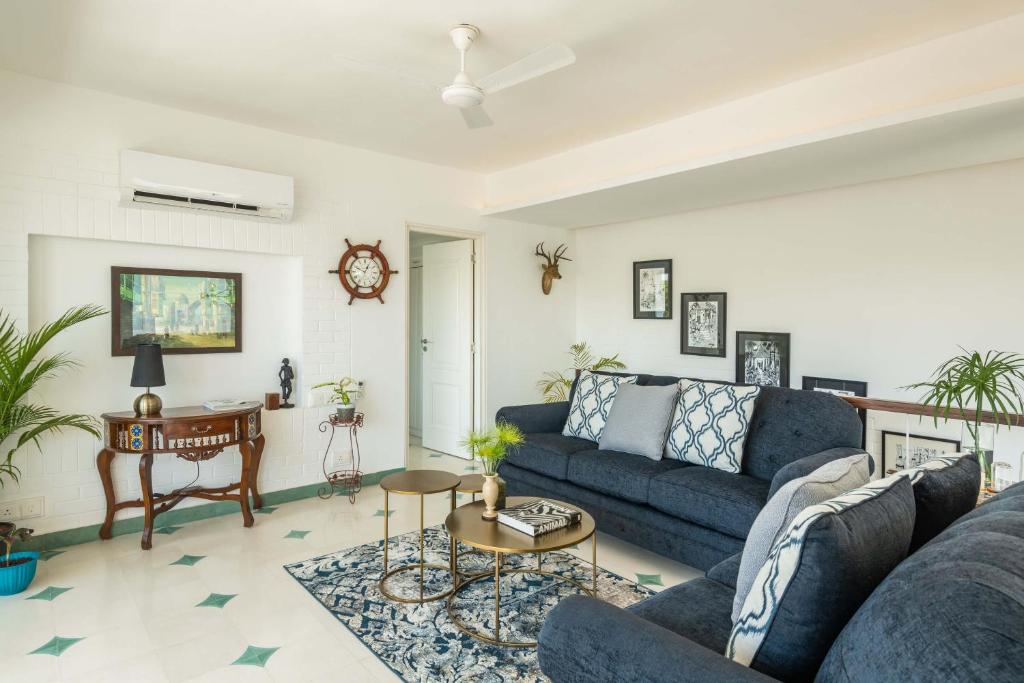 Posezení v ubytování El Tesoro 2BHK elegant Apartments in Siolim with pool- 10 mins drive to Assagao