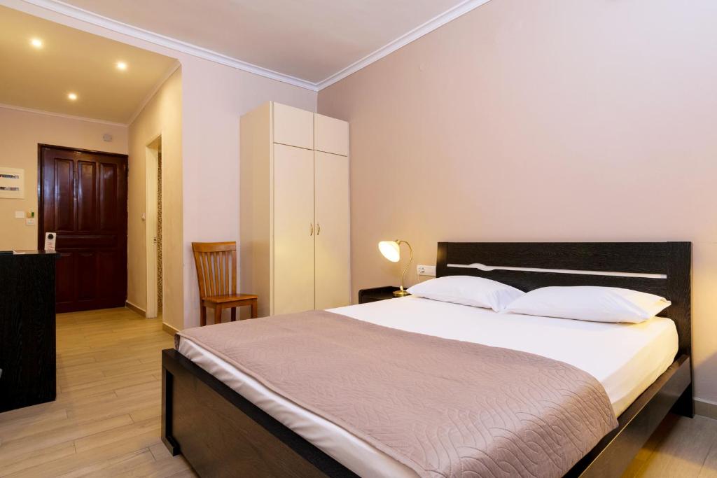 Postel nebo postele na pokoji v ubytování Archontiki City Hotel