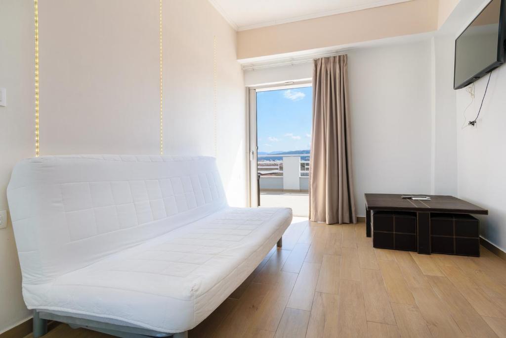 TV a/nebo společenská místnost v ubytování Archontiki City Hotel