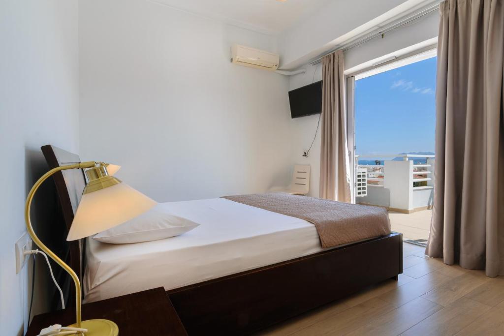 Postel nebo postele na pokoji v ubytování Archontiki City Hotel