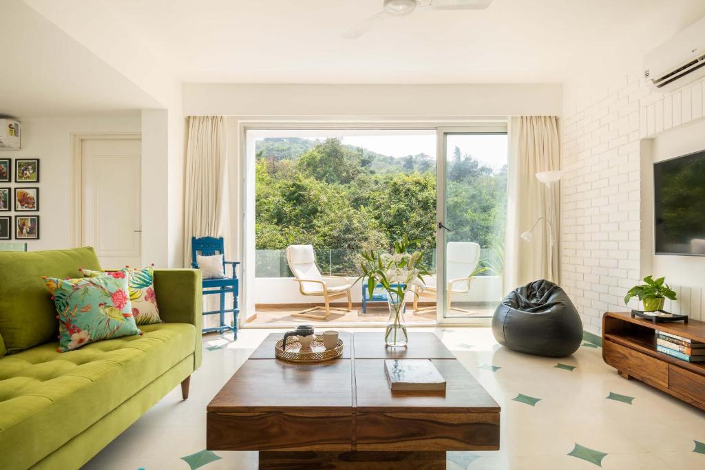 Posezení v ubytování El Tesoro 2BHK elegant Apartments in Siolim with pool- 10 mins drive to Assagao