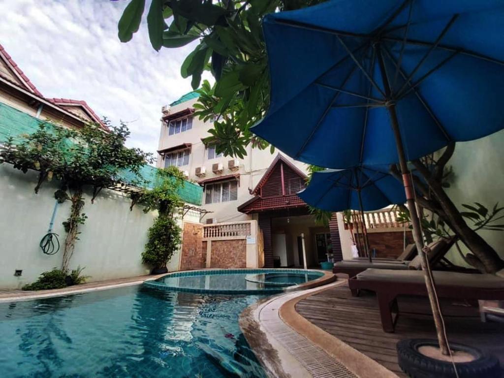 Bazén v ubytování Siem Reap Riverside Hotel nebo v jeho okolí