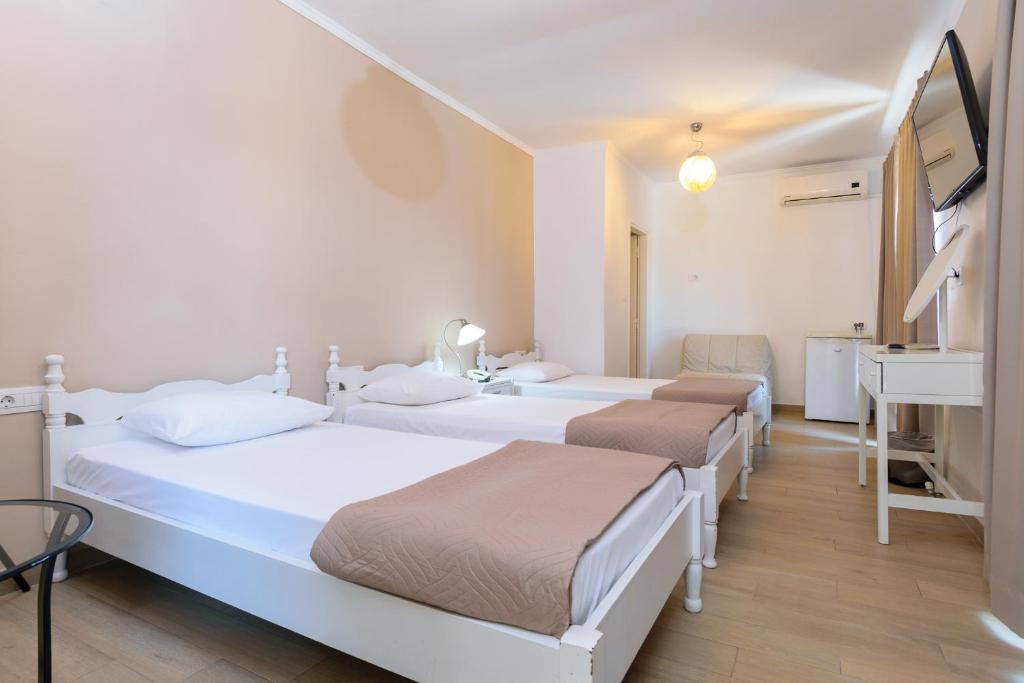 Postel nebo postele na pokoji v ubytování Archontiki City Hotel