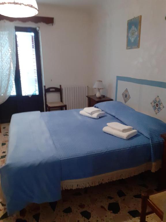 A bed or beds in a room at Affittacamere GERANI