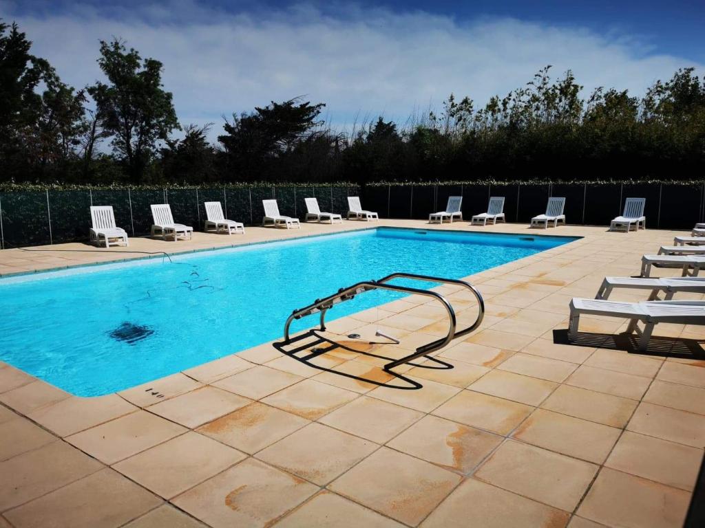 una piscina con tumbonas y una piscina en Appartement Indépendant dans le Résid hôtel idéal pour les vacances - séminaires - déplacements pro "L'Evidence du Golf " VEDENE en Vedène