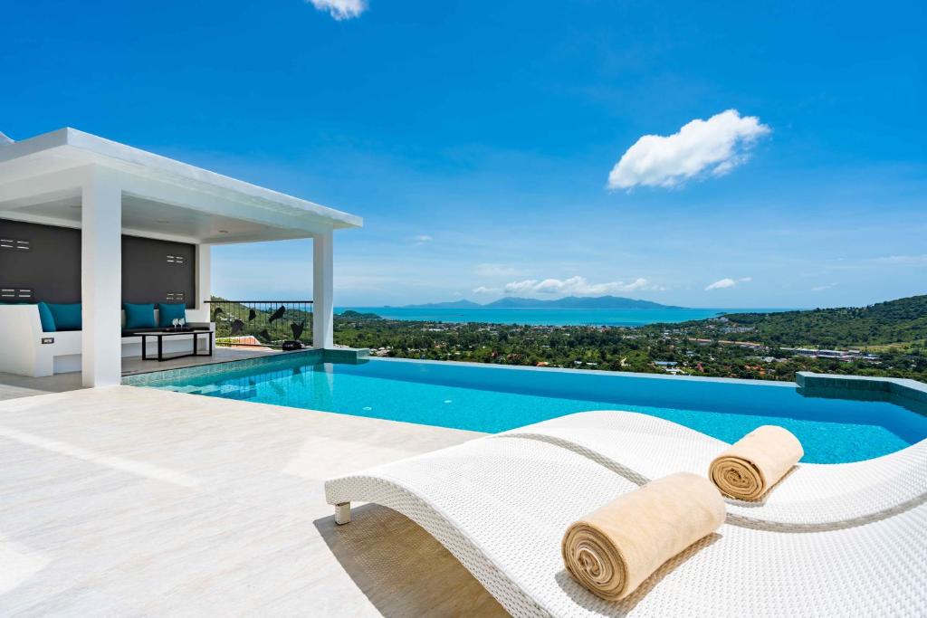 eine Villa mit einem Pool und einer Villa in der Unterkunft Villa Yindee managed by Villa For You in Koh Samui 