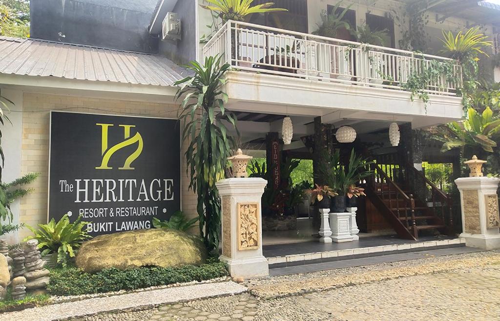 New The Heritage Resort & Restaurant Bukit Lawang في Bandartelu: مبنى فيه لافته تقرا منتجع منور بجانب درج