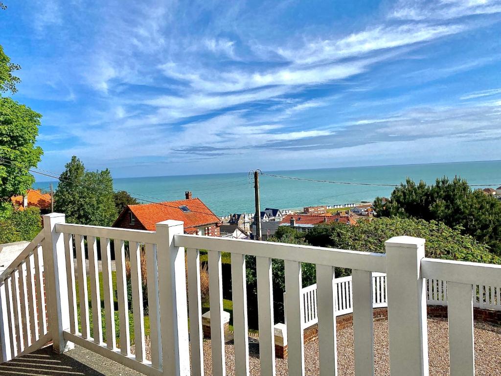 Biały balkon z widokiem na ocean w obiekcie VILLA ALBION w mieście Hautot-sur-Mer