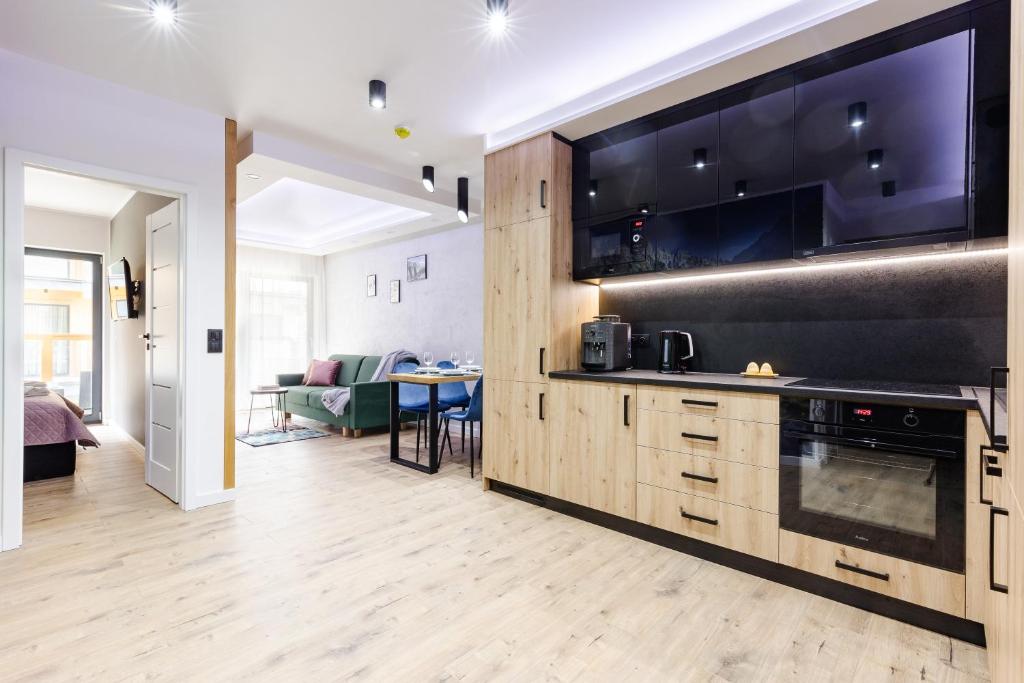 Kuchyňa alebo kuchynka v ubytovaní Apartamenty Modrzejewskiej Zakopane