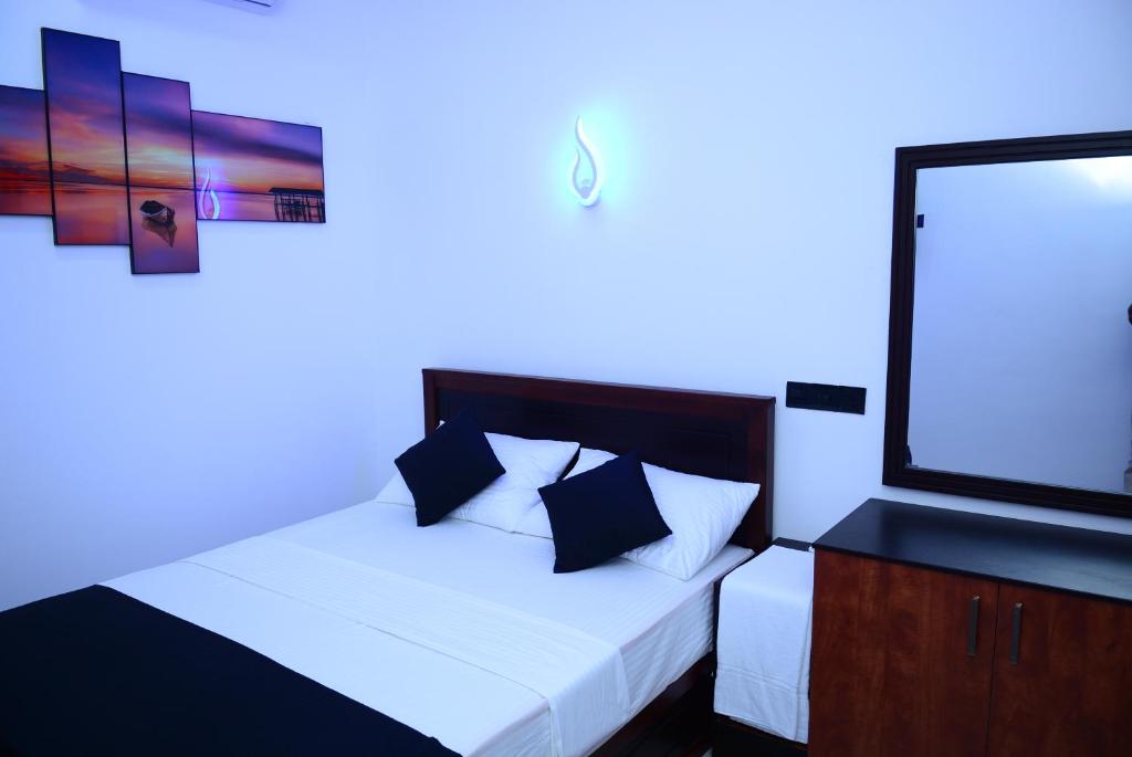 Liyonaa Beach Hotel - 14