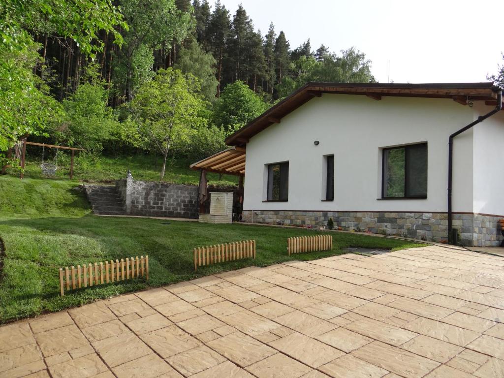 una casa y un patio con entrada en Villa Camino, en Sapareva Banya