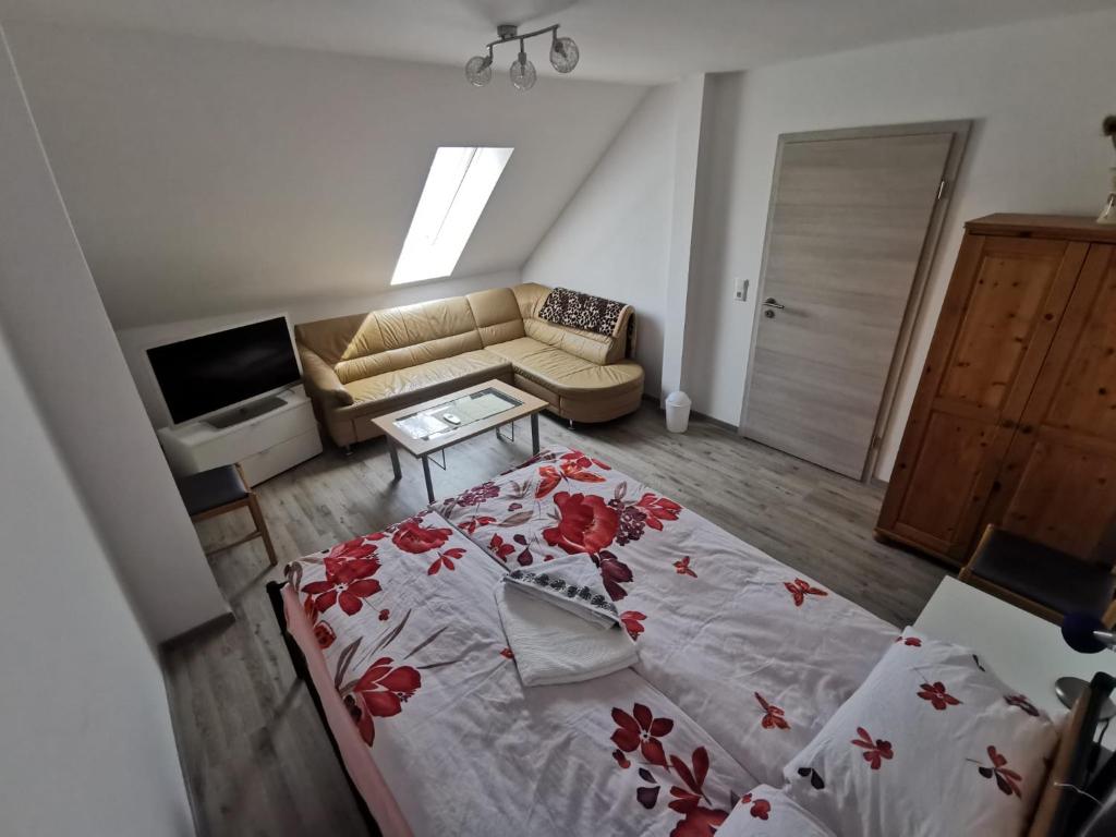 uma sala de estar com uma cama e um sofá em Schmetterling Zimmer em Bad Lausick