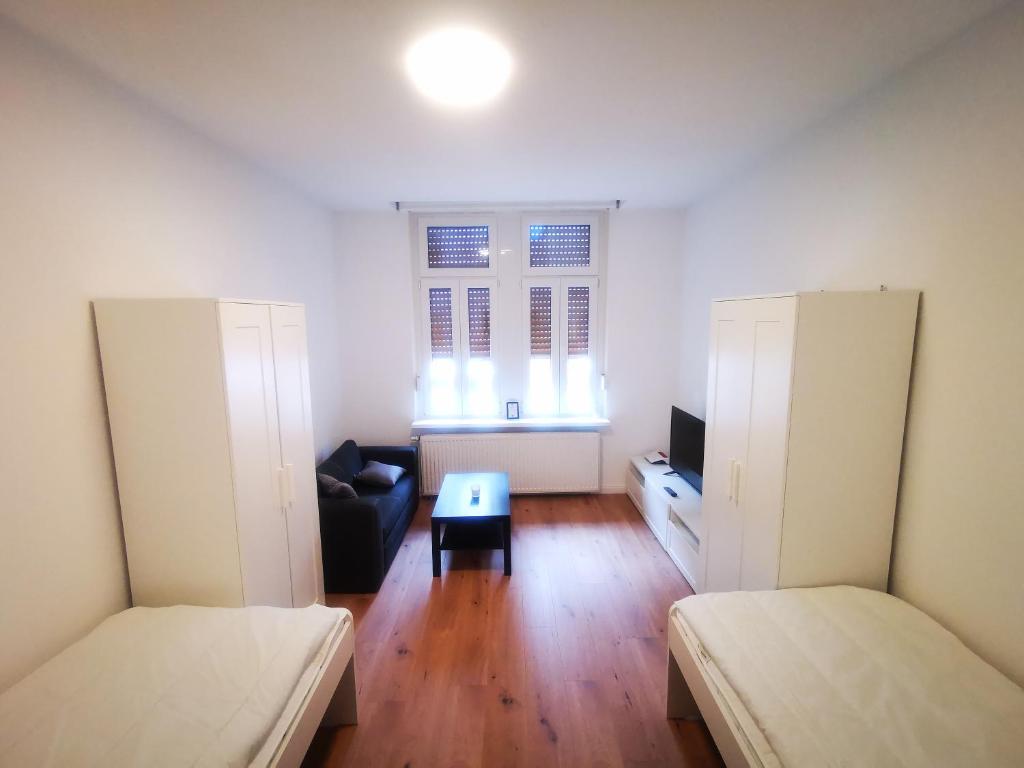 諾因基興的住宿－Quartier Langenstrich，客厅配有两张床和一张桌子