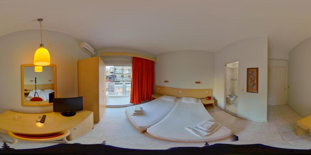 Postel nebo postele na pokoji v ubytování Savoy City Hotel