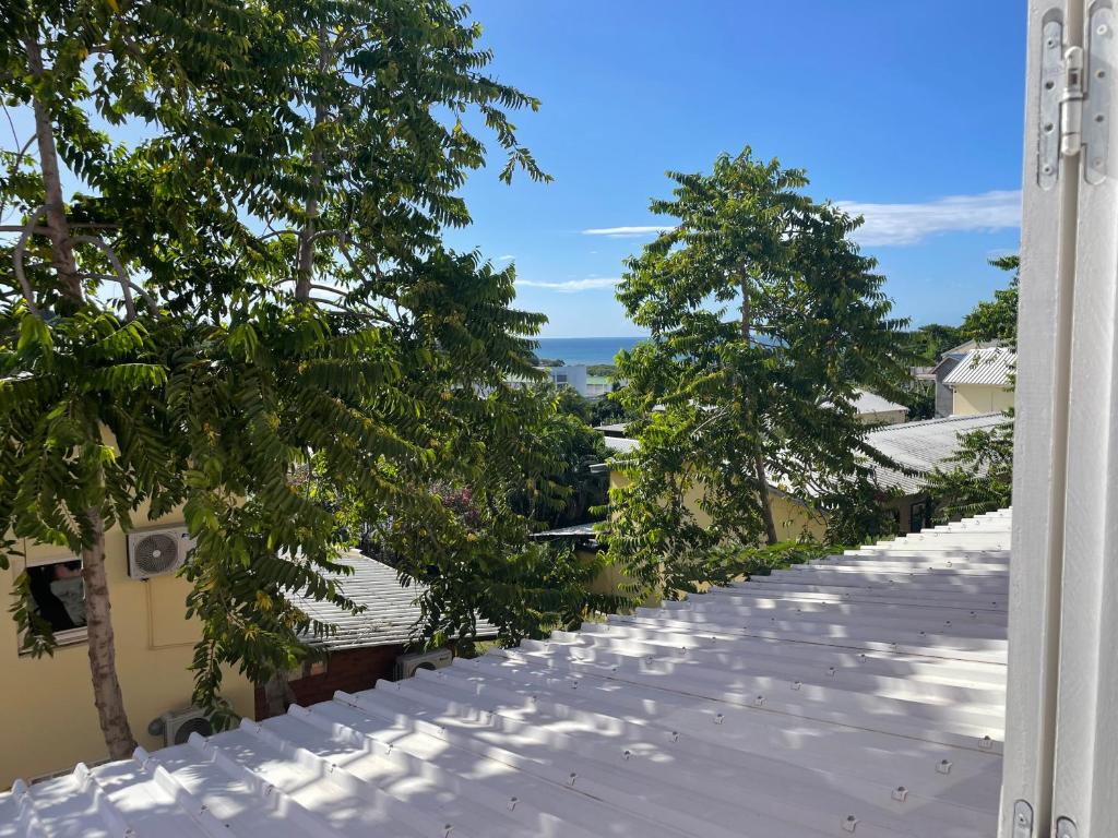 - une vue depuis le toit d'une maison dans l'établissement Le logis des 3 Vallées, à Koungou