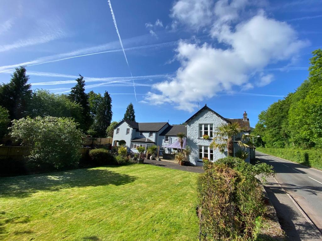 una casa con un grande cortile di fronte di Rooms at The Usk a Talybont