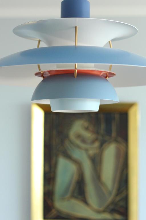uma luz pendurada no tecto com uma pintura em Design+Bodenseesicht=zuHause BLAU em Markdorf