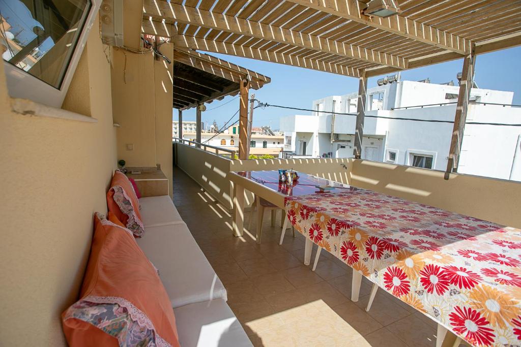 Postel nebo postele na pokoji v ubytování Rania Apartment Roof Terrace Sea View