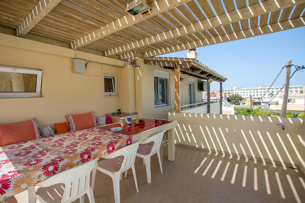 Balkón nebo terasa v ubytování Rania Apartment Roof Terrace Sea View
