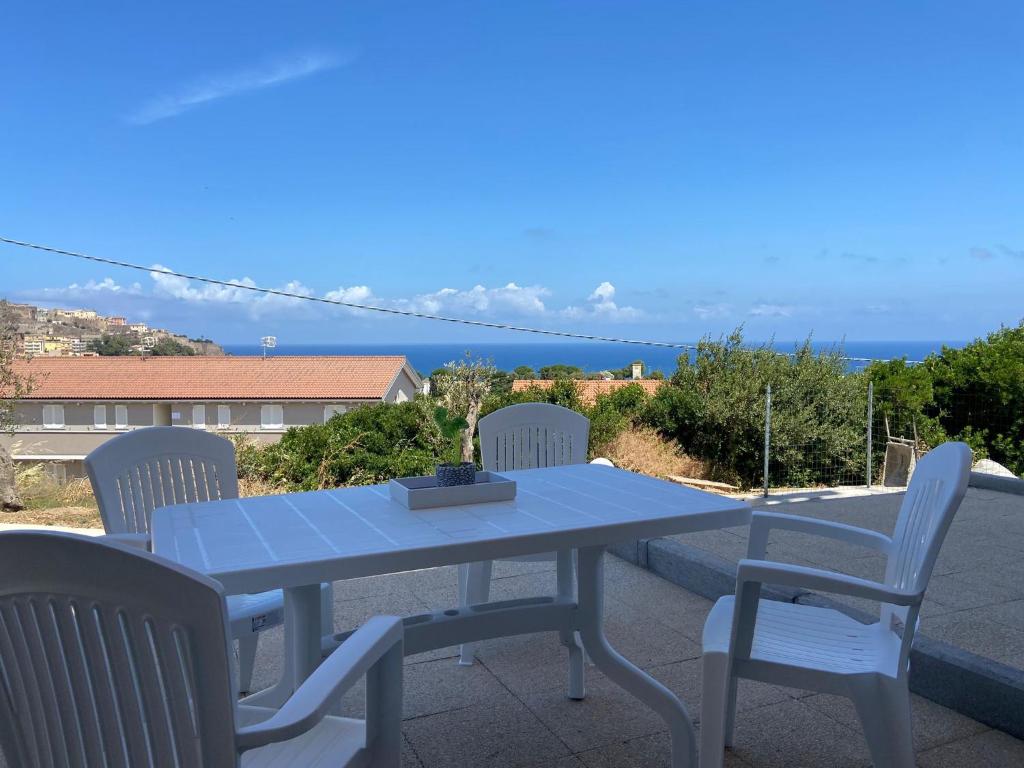 カステルサルドにあるAppartamento Smeraldoの海の景色を望む青いテーブルと椅子