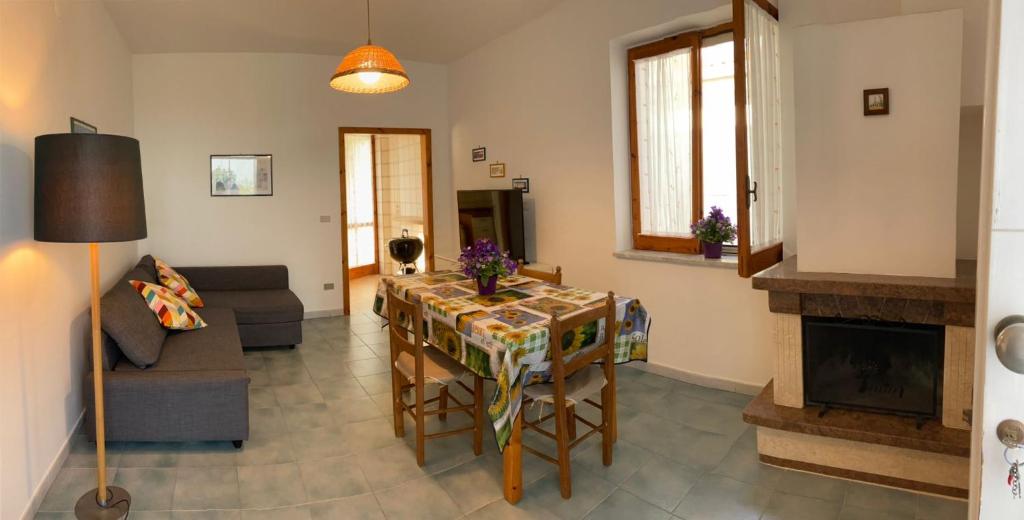 sala de estar con mesa y sofá en Villa Carmela, en Palinuro