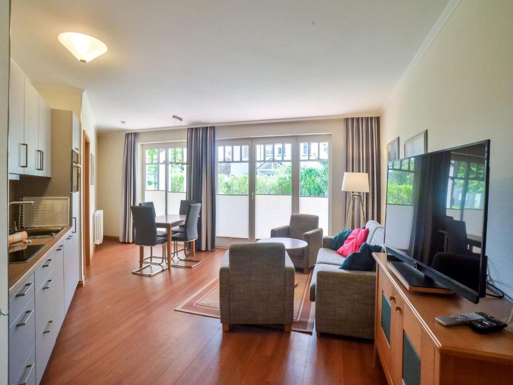 TV a/nebo společenská místnost v ubytování Dünenpark Binz - Komfortplus Ferienwohnung mit 1 Schlafzimmer und Terrasse im Erdgeschoss 164