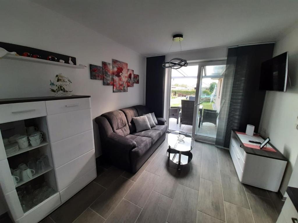 a living room with a couch and a table at Ferienwohnung Völkner in Hamdorf