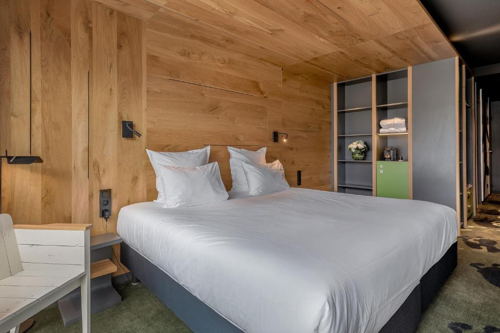 Кровать или кровати в номере Alpina Eclectic Hotel