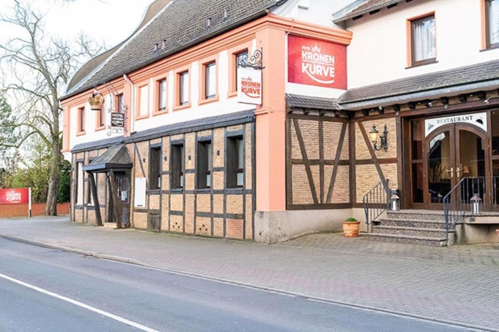 a building on the side of a street at Hotel Kronenkurve in Bergkamen