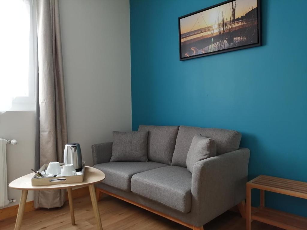 Posezení v ubytování Hôtel Le Poulmic