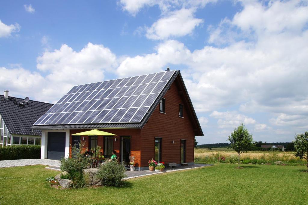 une maison avec des panneaux solaires sur le toit dans l'établissement Ferienhaus Schmied, à Bärnau