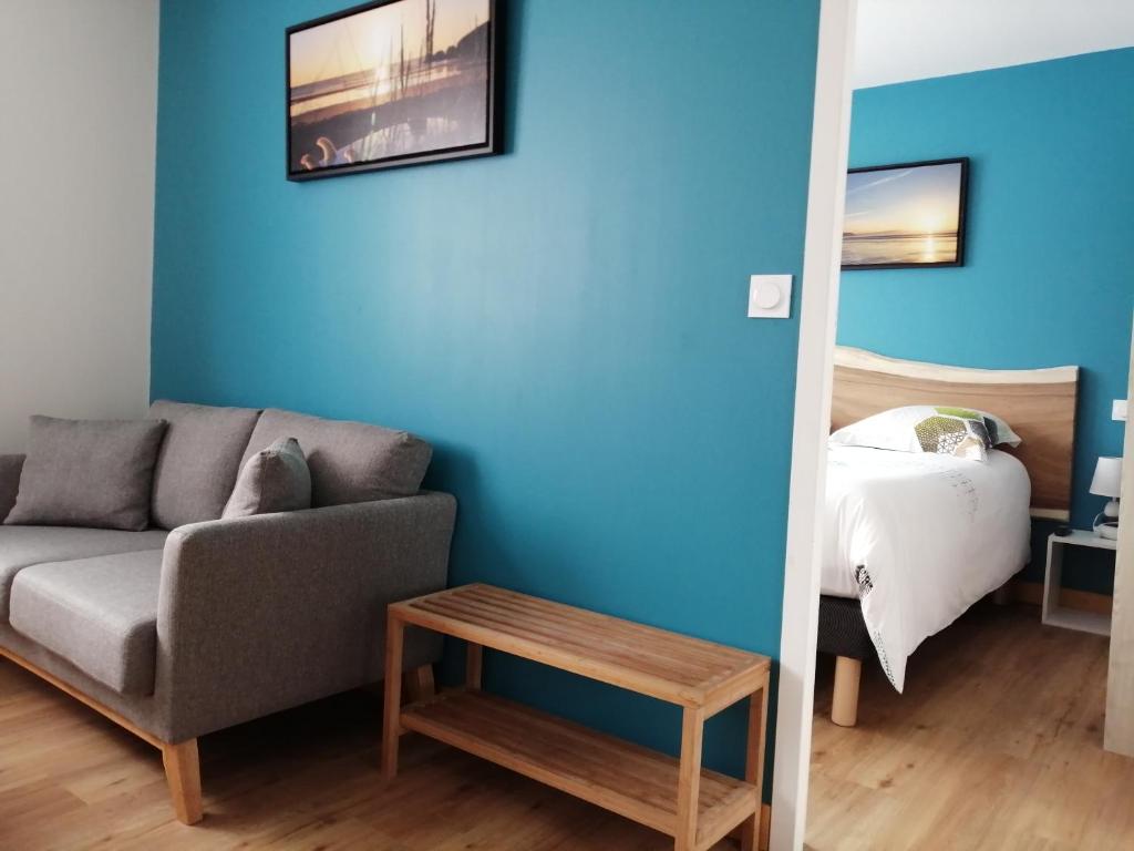 Postel nebo postele na pokoji v ubytování Hôtel Le Poulmic
