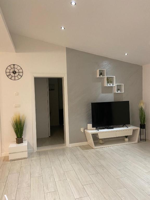 Televízia a/alebo spoločenská miestnosť v ubytovaní Apartman Mili