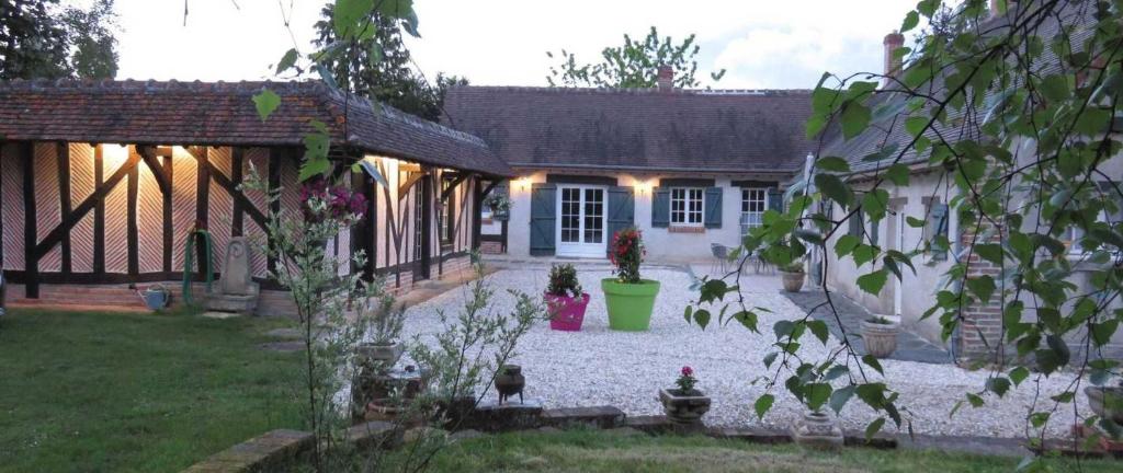 ein Haus mit einem Innenhof davor in der Unterkunft Gîtes Chambres d'hôtes Entre Terre & Mer in Souvigny-en-Sologne