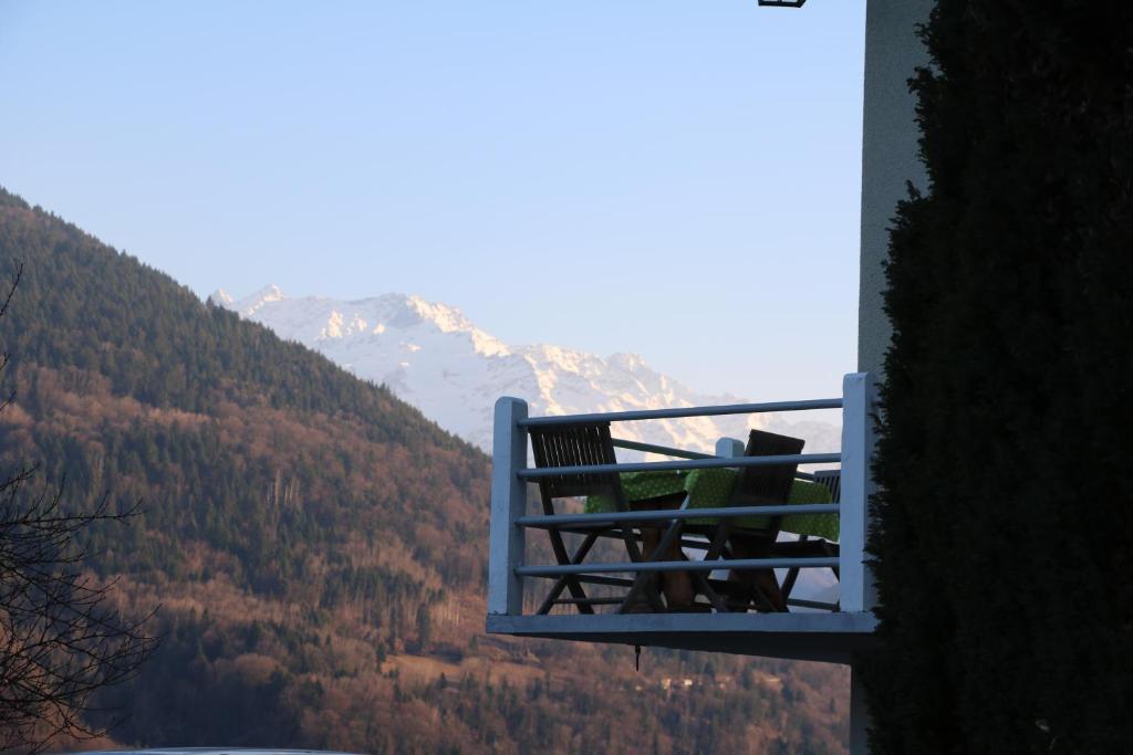 a person sitting on a bench in the mountains at maison du haut de FREYDON ambiance Montagne in Allevard