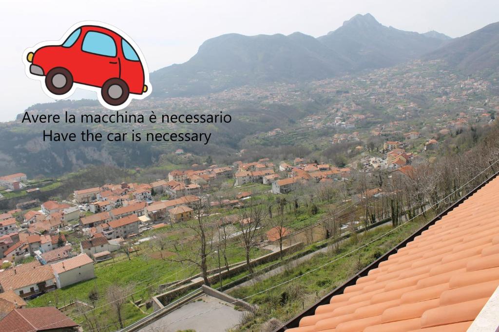 Une voiture rouge survole une ville dans l'établissement Casa Radicosa, à Agerola
