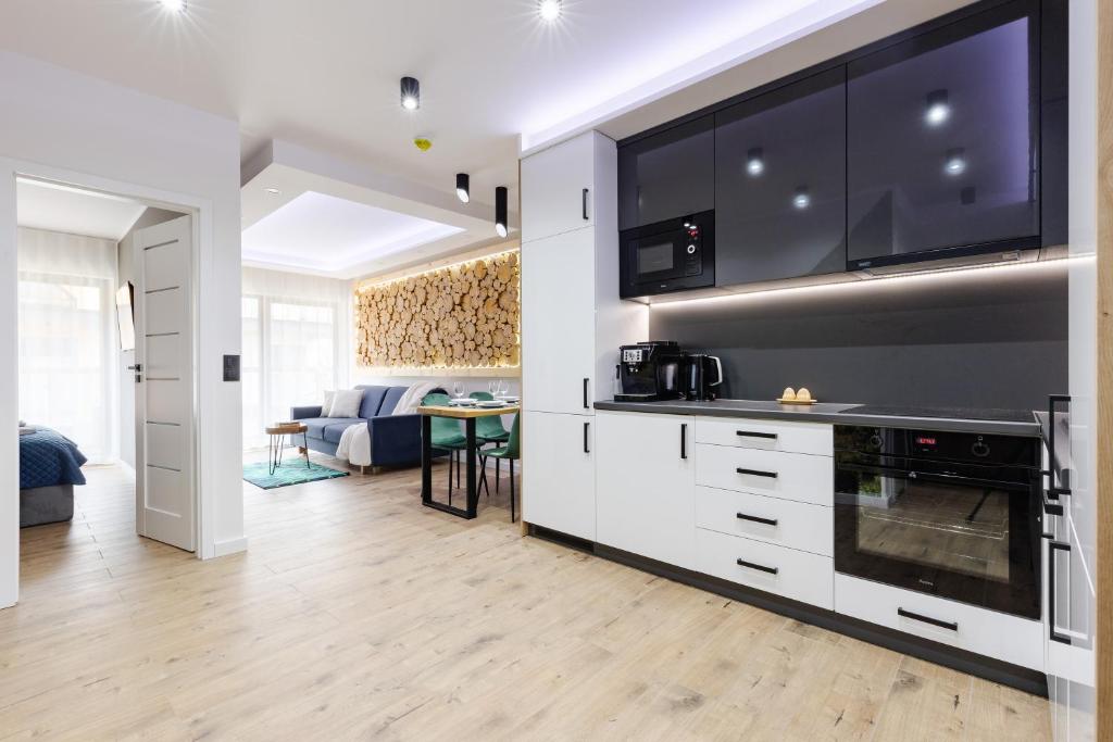 Kuchyňa alebo kuchynka v ubytovaní Apartamenty Modrzejewskiej Zakopane